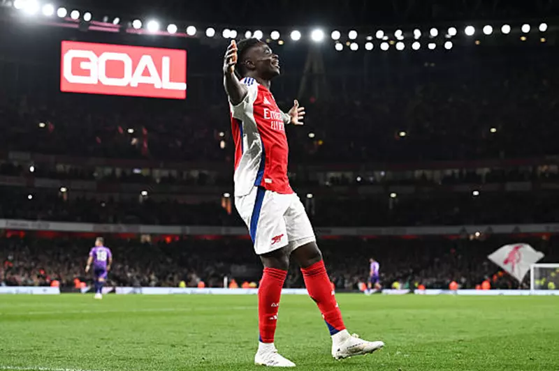 آرسنال يكافئ ساكا بهدية تاريخية آرسنال يكافئ ساكا بهدية تاريخية