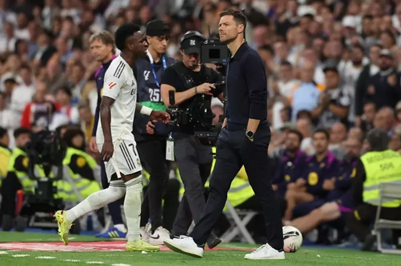 ريال مدريد يدعم ألونسو بعد خلافه مع فينيسيوس