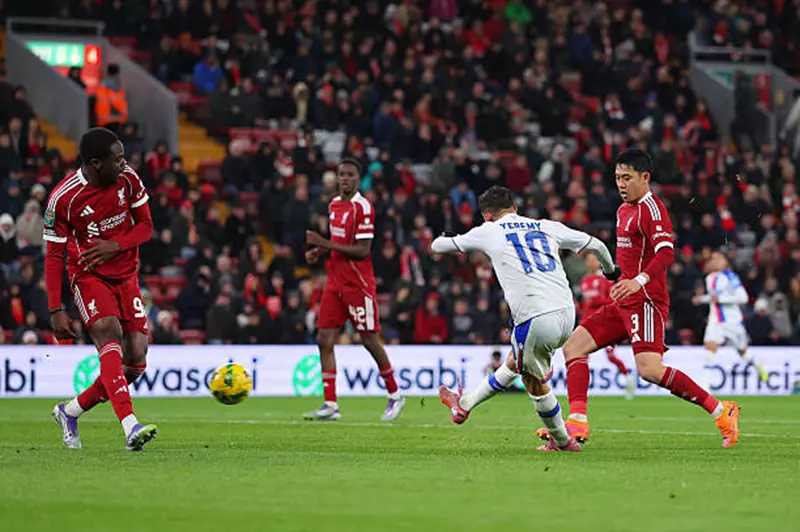 في غياب صلاح.. ليفربول يودع كاراباو في غياب صلاح.. ليفربول يودع كاراباو