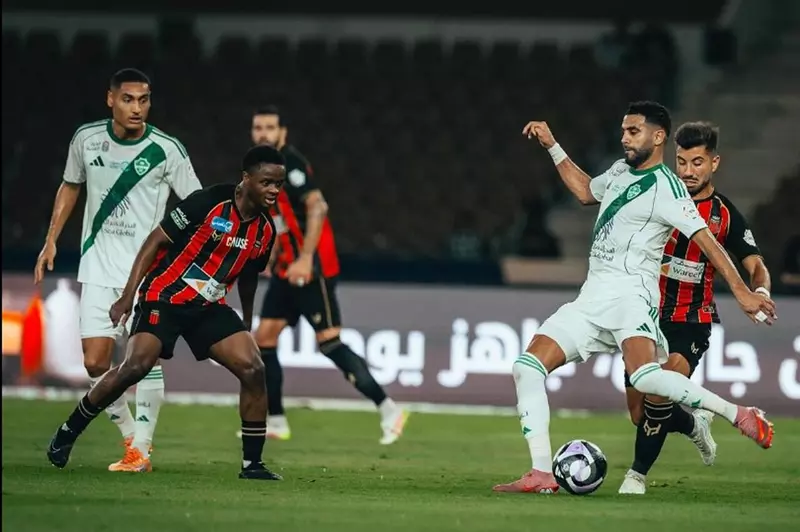 مباراة جنونية في الـ+90.. الأهلي يتعثر أمام الرياض مباراة جنونية في الـ+90.. الأهلي يتعثر أمام الرياض